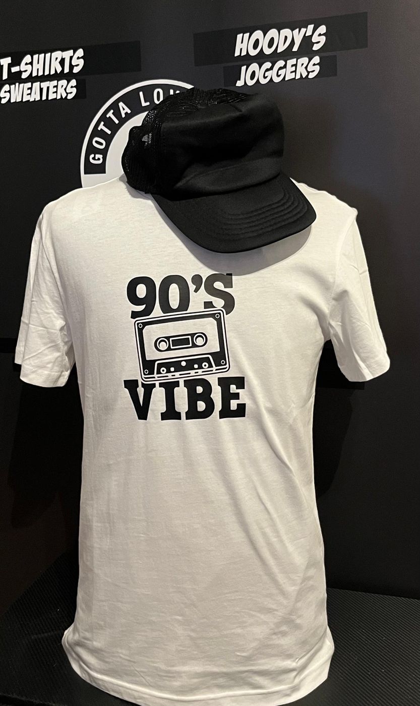 Wit T-shirt met zwarte print 90's Vibe en een cassettebandje, met zwart petje
