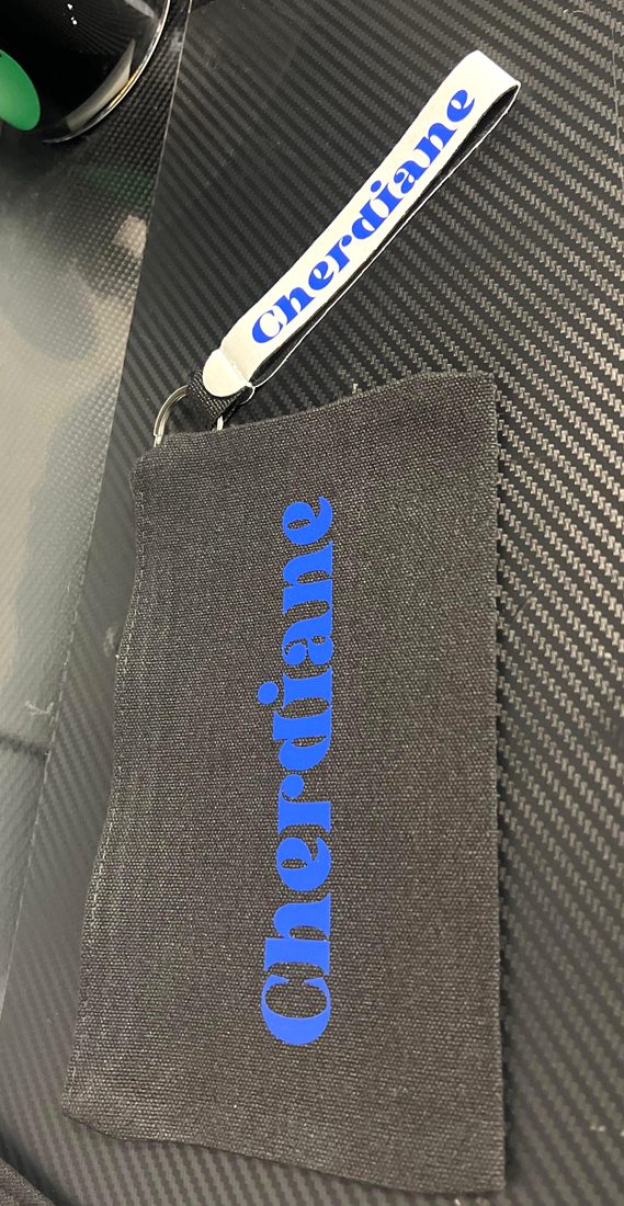 Zwart etui en sleutelhanger met de blauwe naam Cherdiane