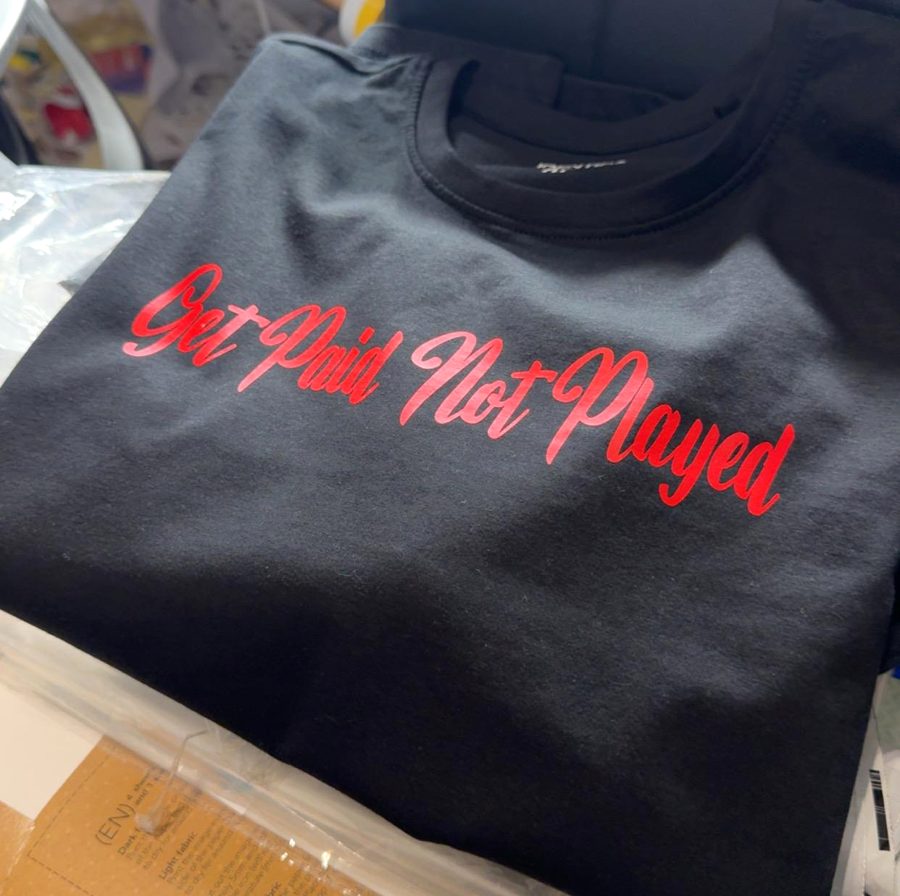 Zwart shirt met de rode tekst Get Paid Not Played
