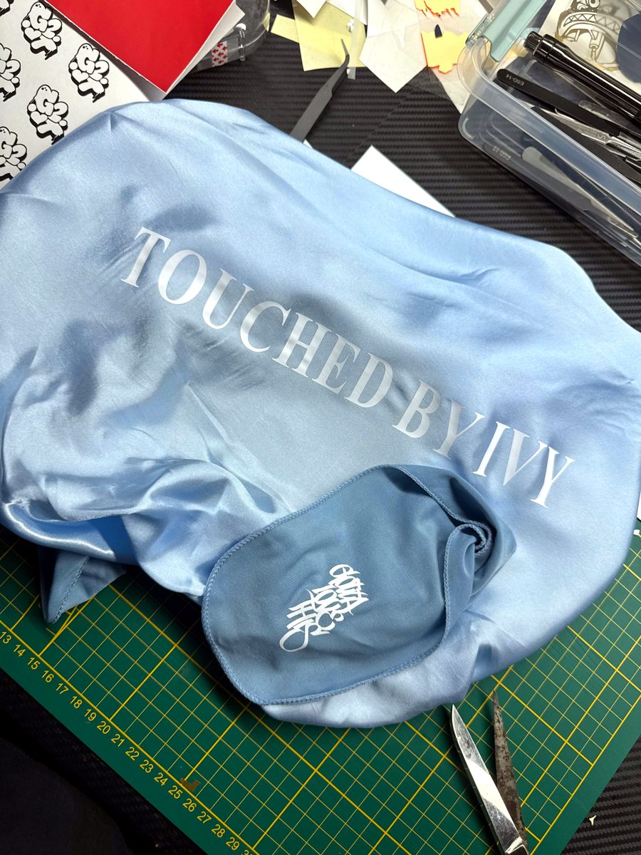 Lichtblauwe satijnen zak met de print Touched by Ivy en een klein Gotta Love This-logo
